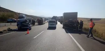 Konya'da park halindeki tıra çarpan kamyonetin sürücüsü hayatını kaybetti