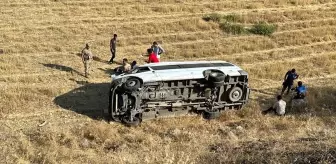 Şırnak'ta işçi taşıyan minibüs şarampole devrildi, 6 kişi yaralandı