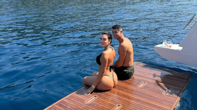 Interesting moments from Cristiano Ronaldo and Georgina Rodriguez's vacation: Kissing without shirts!