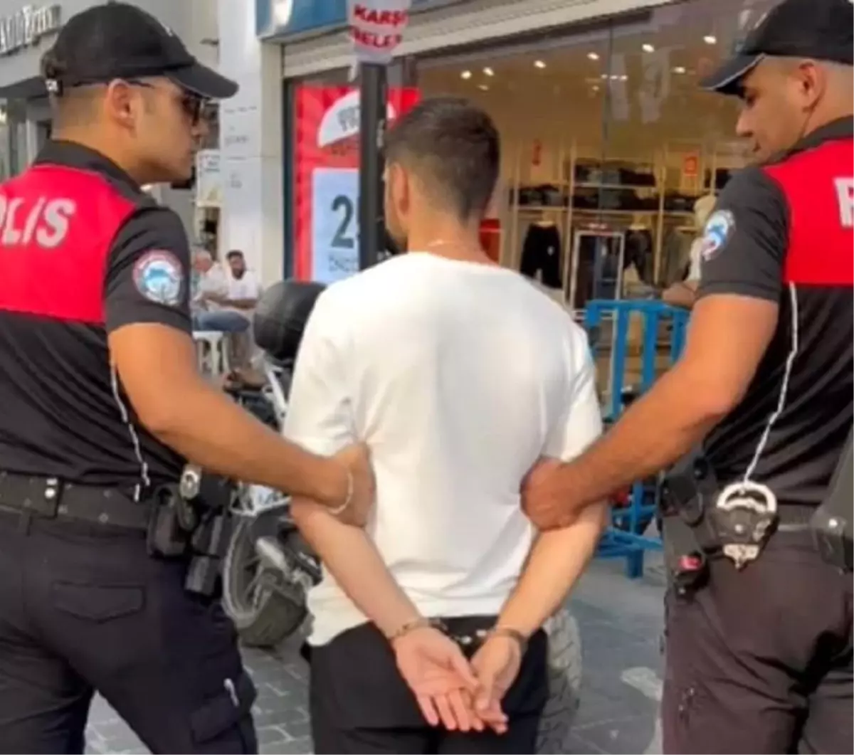 İzmir'de Motosikletli Polisler Uyuşturucu Tacirini Yakaladı