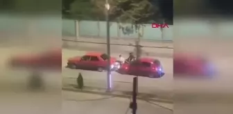 Elazığ'da arızalanan otomobili kaputuna oturup ittiler