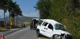 Çorum'un Laçin ilçesinde hafif ticari araç devrildi, 4 kişi yaralandı