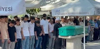 Eski sevgilisini av tüfeğiyle öldüren kadın toprağa verildi