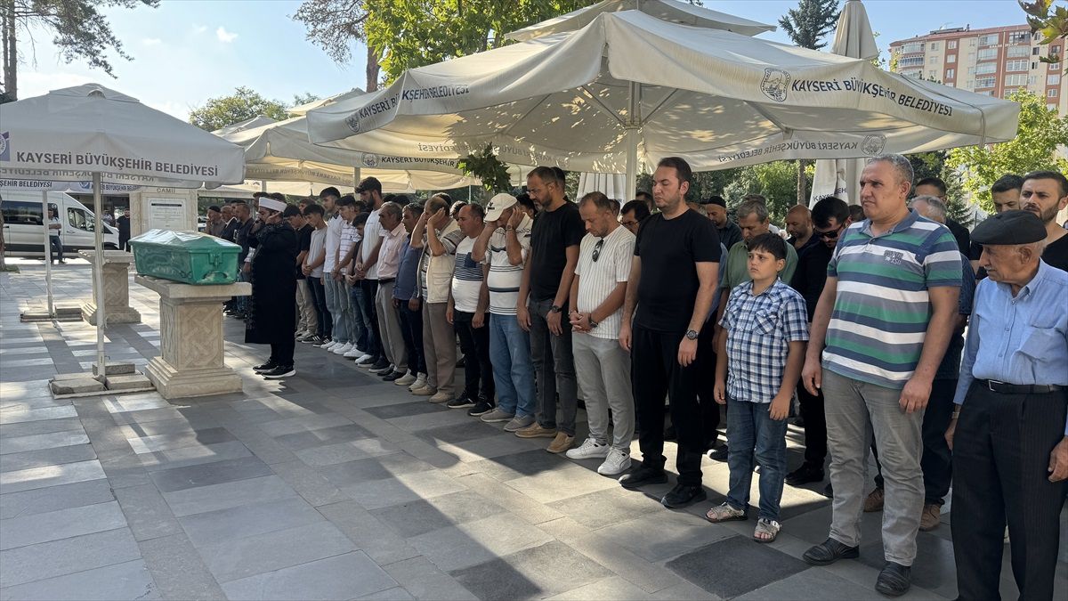 Kayseri'de Fabrika Bahçesinde Av Tüfeğiyle Öldürülen Kadının Cenazesi Toprağa Verildi