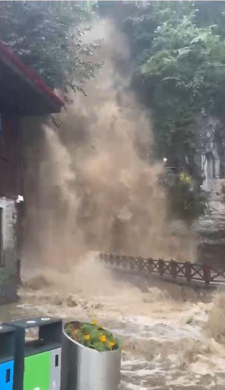 Apocalyptic images from Trabzon! The waterfall almost swallowed the tourists