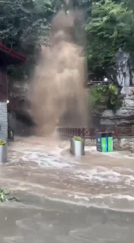 Apocalyptic images from Trabzon! The waterfall almost swallowed the tourists