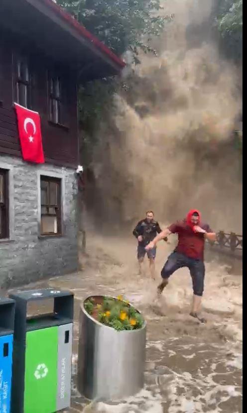 Apocalyptic images from Trabzon! The waterfall almost swallowed the tourists