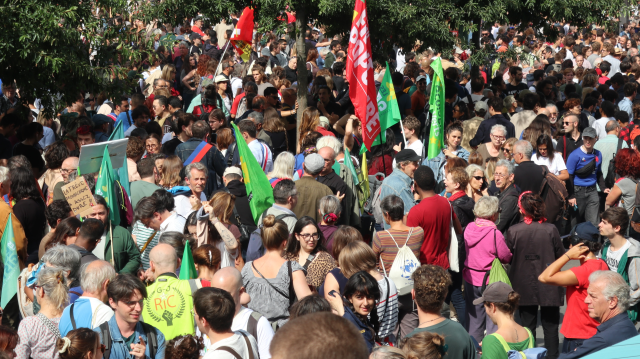 Macron's 'prime minister' choice stirred up France! Thousands of people on the streets