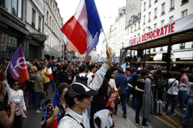 Macron's 'prime minister' choice stirred up France! Thousands of people on the streets