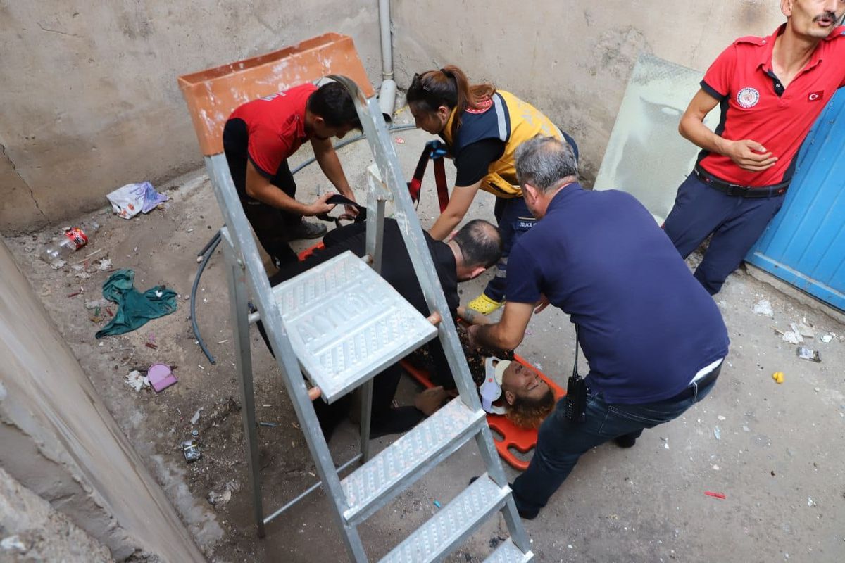 Mersin'de Apartmandan Düşen Kadın Ağır Yaralandı