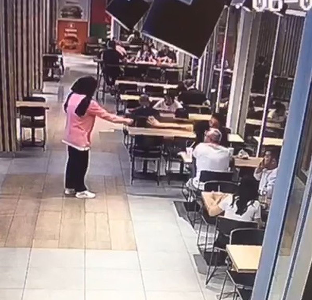 Kadın, kendisini rahatsız eden kişiyi kafede vurdu