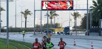 İzmir'de düzenlenen yarı maratonda kazananlar belli oldu