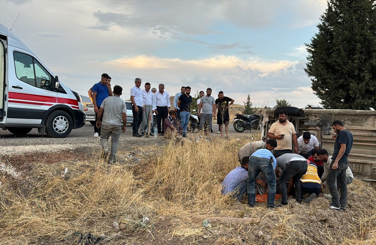 Adıyaman'da Hafif Ticari Araç Şarampole Devrildi, 2 Kişi Yaralandı