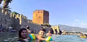 Alanya'da turistler güneşli havanın tadını çıkardı