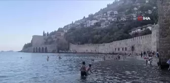 Alanya'da tarihi Kızılkule'nin gölgesinde deniz keyfi