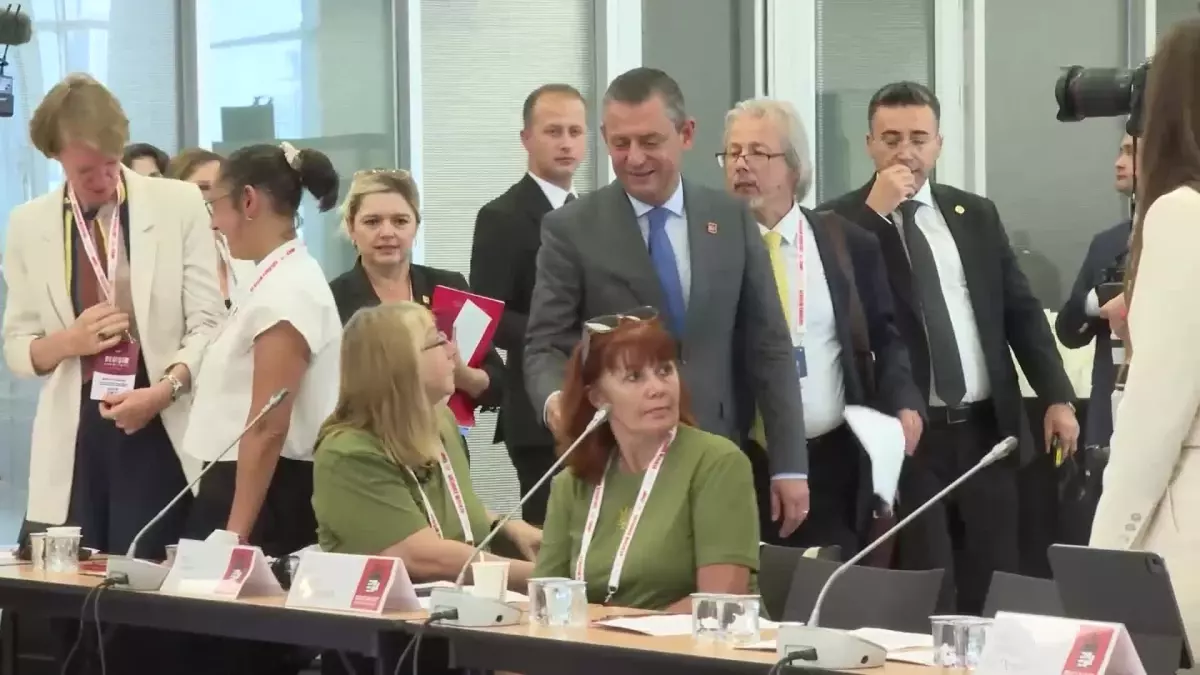 Özgür Özel: Dünyayı sosyal demokratlar kurtaracak