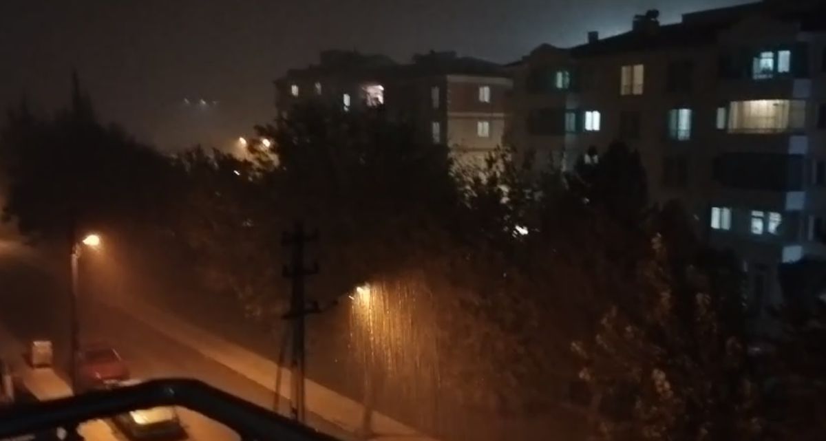 Çorum'da Aniden Bastıran Sağanak Yağış Cadde ve Sokakları Su Bastı