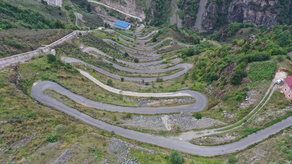 Ordu'da dağ yamacına yapılan 21 virajlı yol ulaşım süresini kısaltıyor
