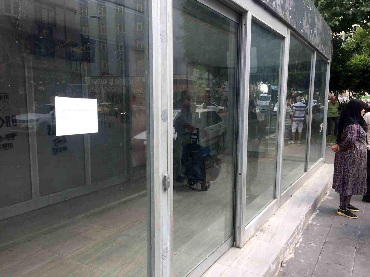 Adana'da Otobüs Durağına Evlenmek İsteyen Kadın Arayan İlan