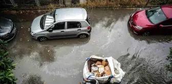 İstanbul'da Aniden Bastıran Sağanak Yağış Hayatı Felç Etti