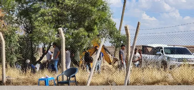 Preparation for Narin at the neighborhood cemetery