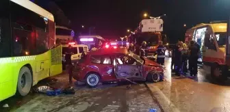 İzmit'te Belediye Otobüslerine Çarpan Otomobilde 1 Kişi Hayatını Kaybetti