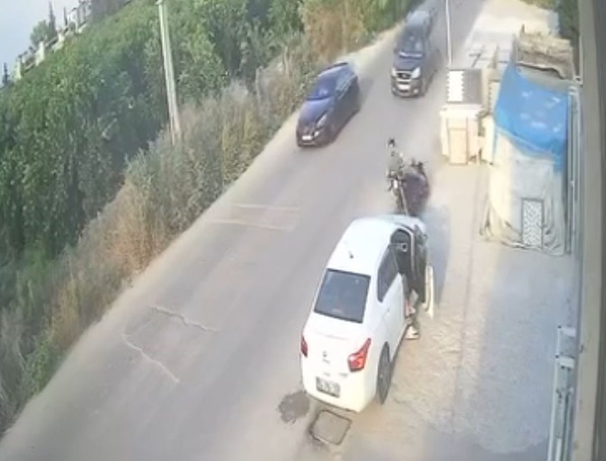 Adana'da Sollama Kazası: Ehliyetsiz Motosiklet Sürücüsü Yaralandı