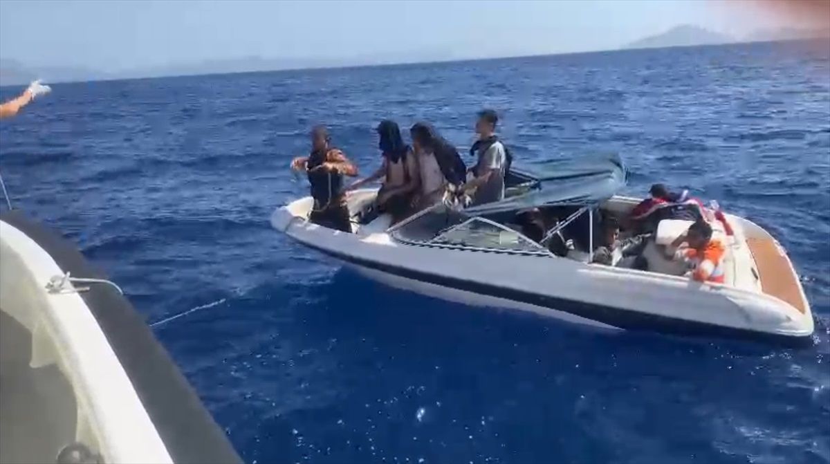 Datça açıklarında sürüklenen bottaki 10 düzensiz göçmen kurtarıldı