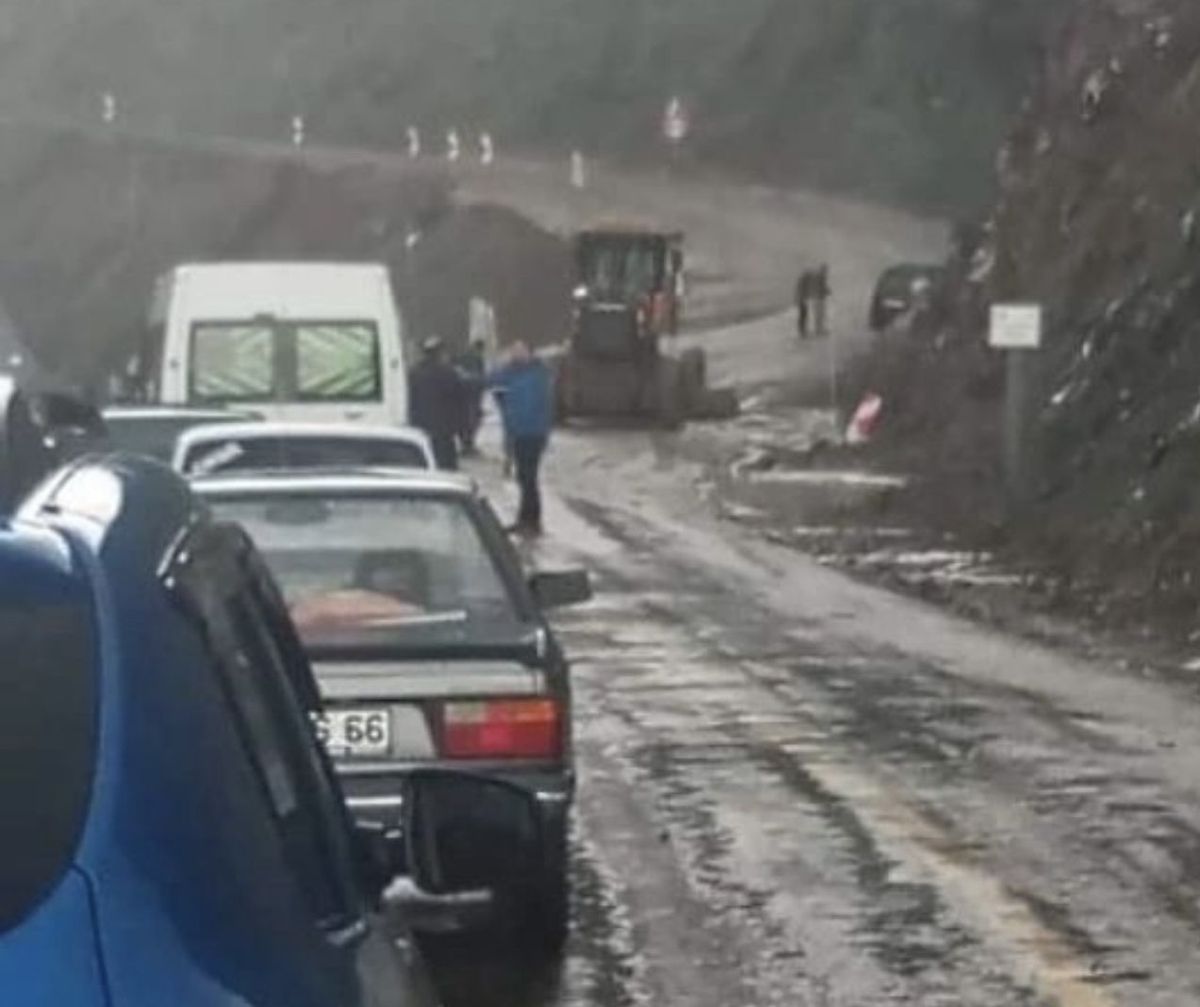 Sağanak sonrası toprak kayması: Araçlar yolda mahsur kaldı