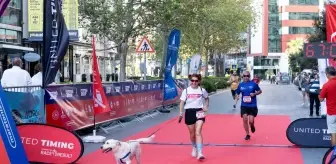 İzmir'de düzenlenen Uluslararası 9 Eylül İzmir Yarı Maratonu coşkuyla gerçekleşti