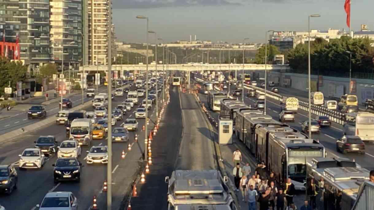 9 EYLÜL PAZARTESİ TRAFİK DURUMU İstanbul'da trafik var mı? İstanbul'da trafik yoğunluğu yüzde kaç, hangi yollar kapalı? Son gelişmeler...