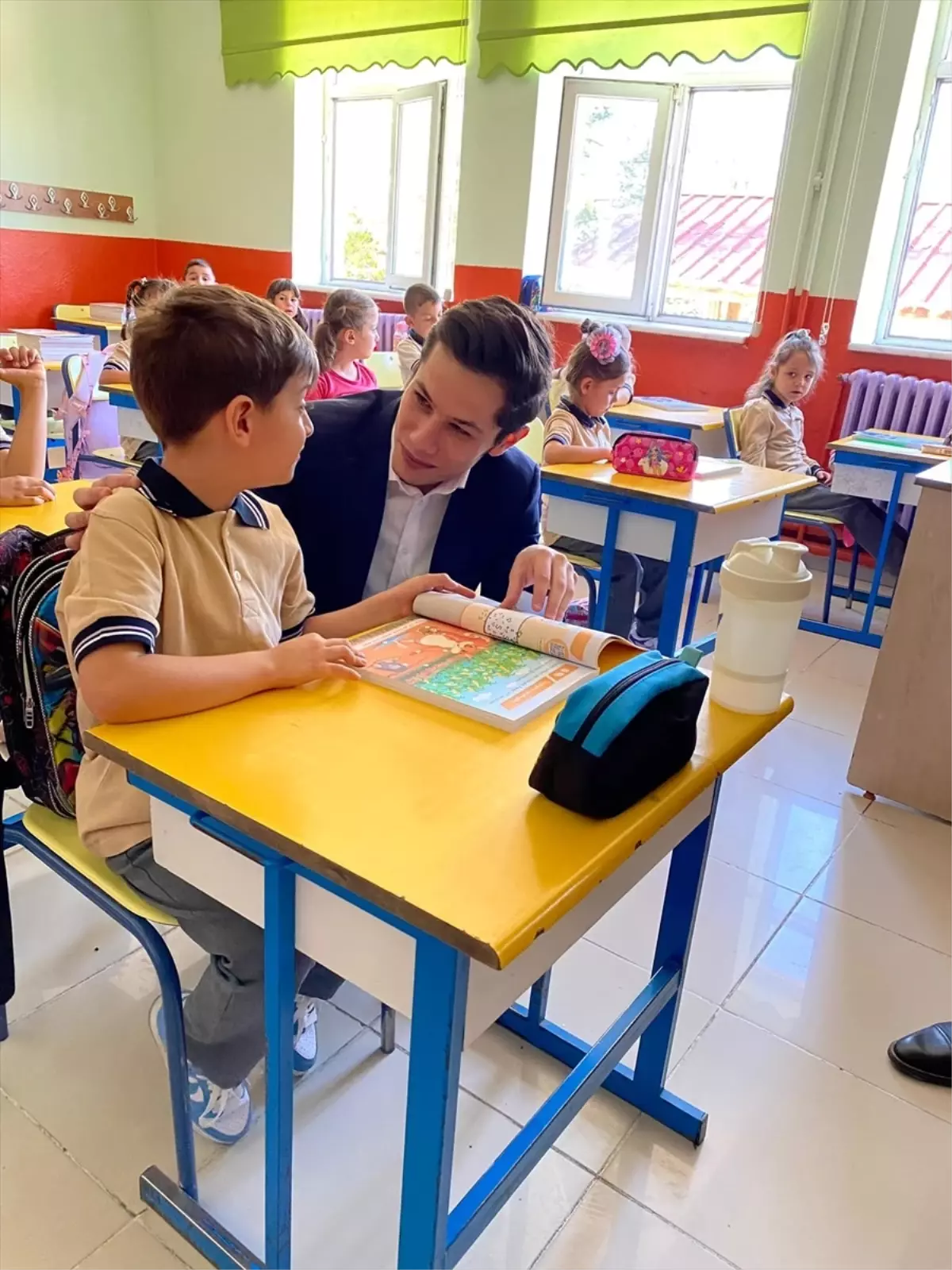 Altunhisar Kaymakamı Abdussamed Yiğit, İlkokul Öğrencilerini Ziyaret Etti