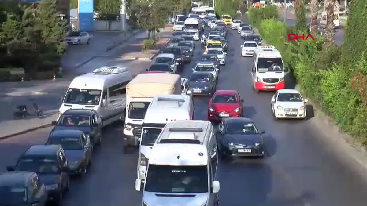Antalya'da Yeni Eğitim Öğretim Yılı Başladı, Trafik Kilitlendi