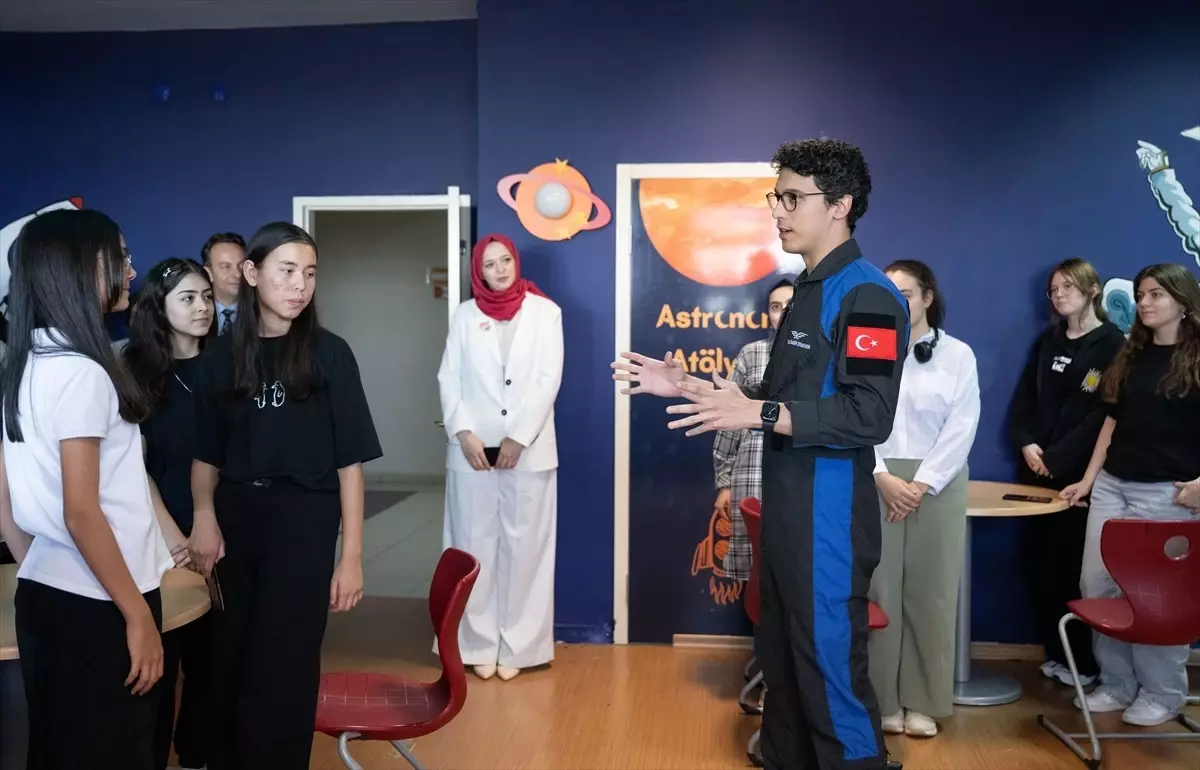Türkiye'nin ikinci astronotu öğrencilerle buluştu