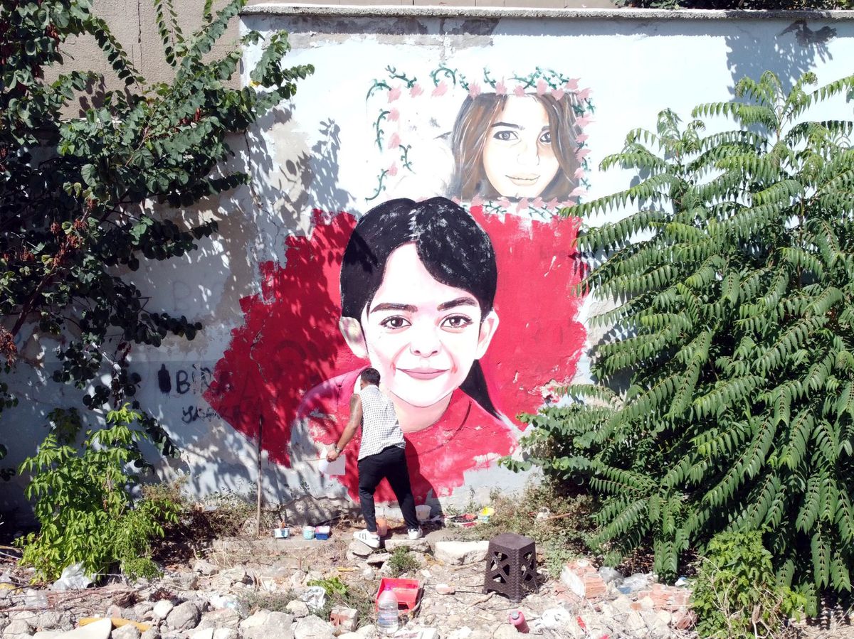 Ressam, kaybolan çocuğun resmini duvara çizerek üzüntüsünü dile getirdi