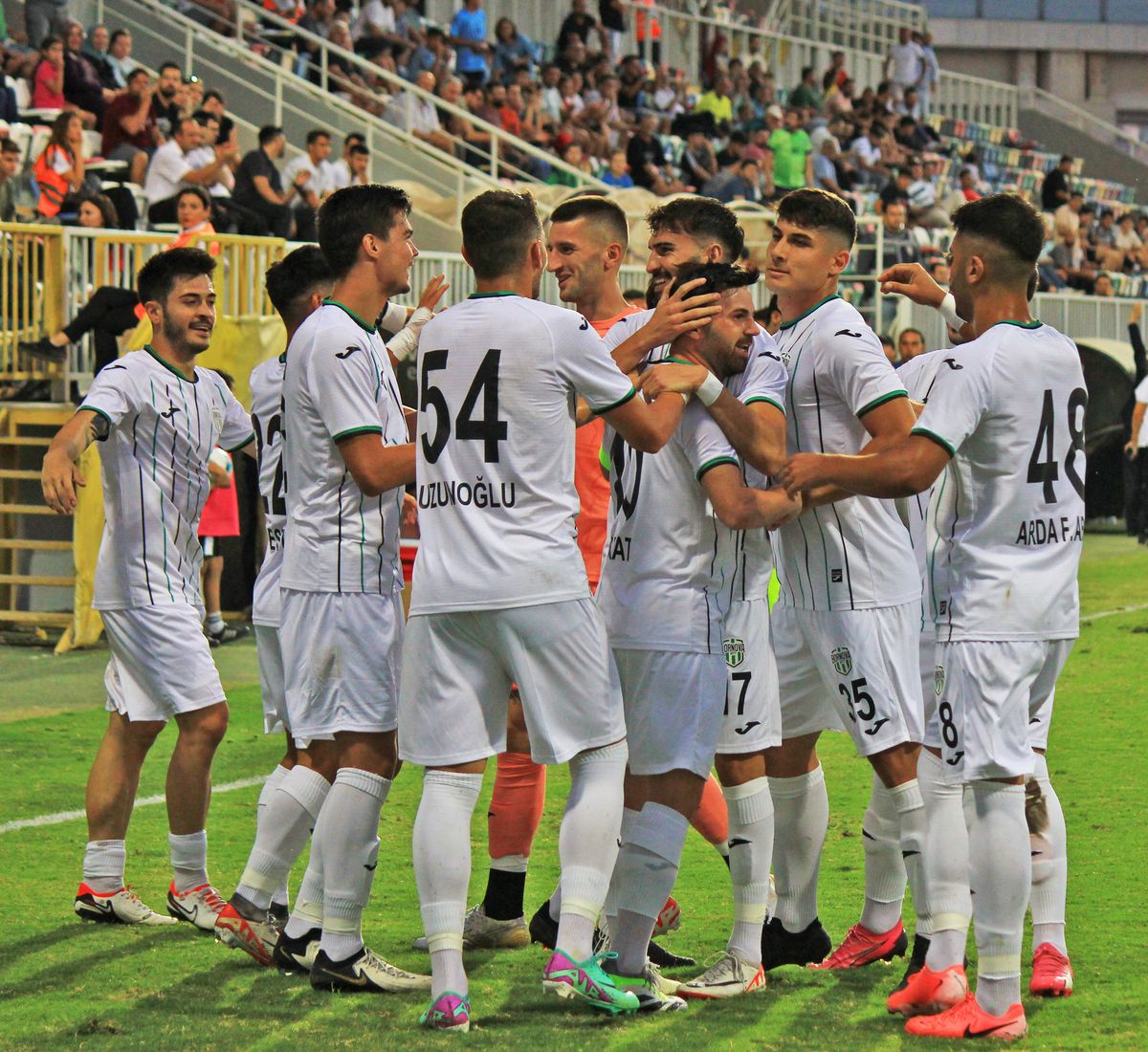 Bornova 1877, Bulvarspor'u 4-0 yenerek liderlik koltuğuna oturdu