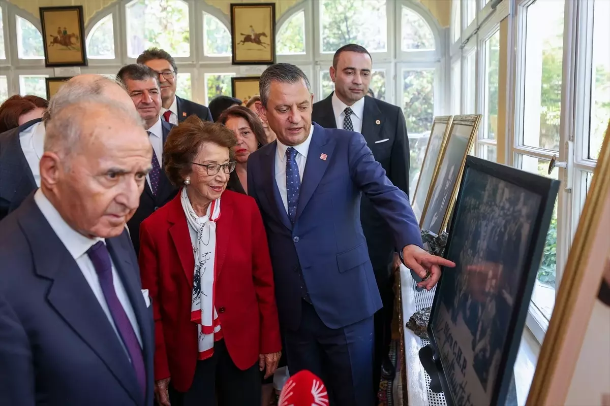 Özgür Özel, CHP Tarihi Sergisi'ni Ziyaret Etti
