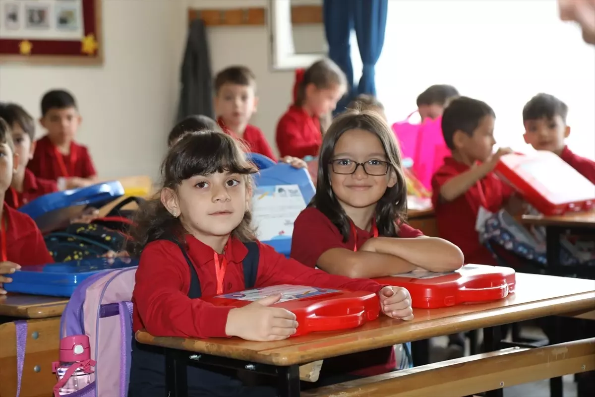 Ankara Çubuk'ta 2 Bin Öğrenciye Kırtasiye Seti Dağıtıldı