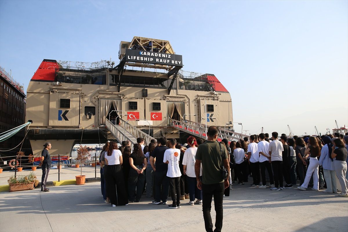 İskenderun'da Yüzen Okul Hizmete Başladı