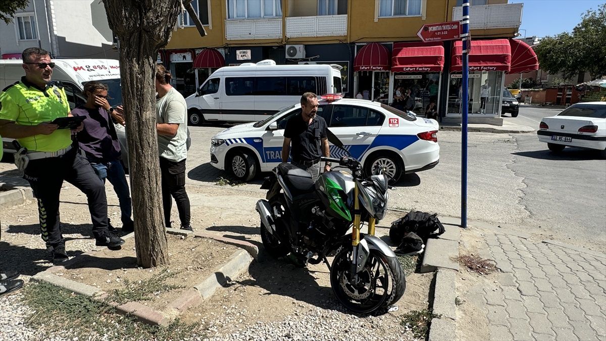Edirne'de motosiklet ve hafif ticari araç çarpışması: 1 yaralı
