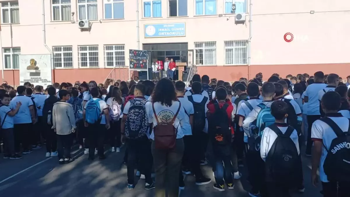 Edirne'de öğrenciler, davul-zurna eşliğinde okula başladı