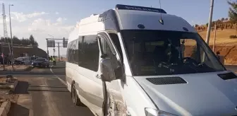Elazığ'da minibüs ile otomobil çarpıştı: 2 yaralı