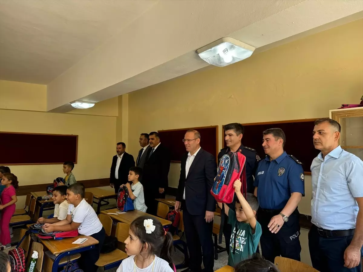 Kahramanmaraş Belediyesi Depremzedelere Kırtasiye ve Çanta Desteği Sağladı