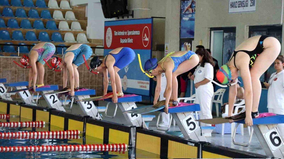 Elazığlı sporcular paletli yüzme müsabakalarında başarı elde etti