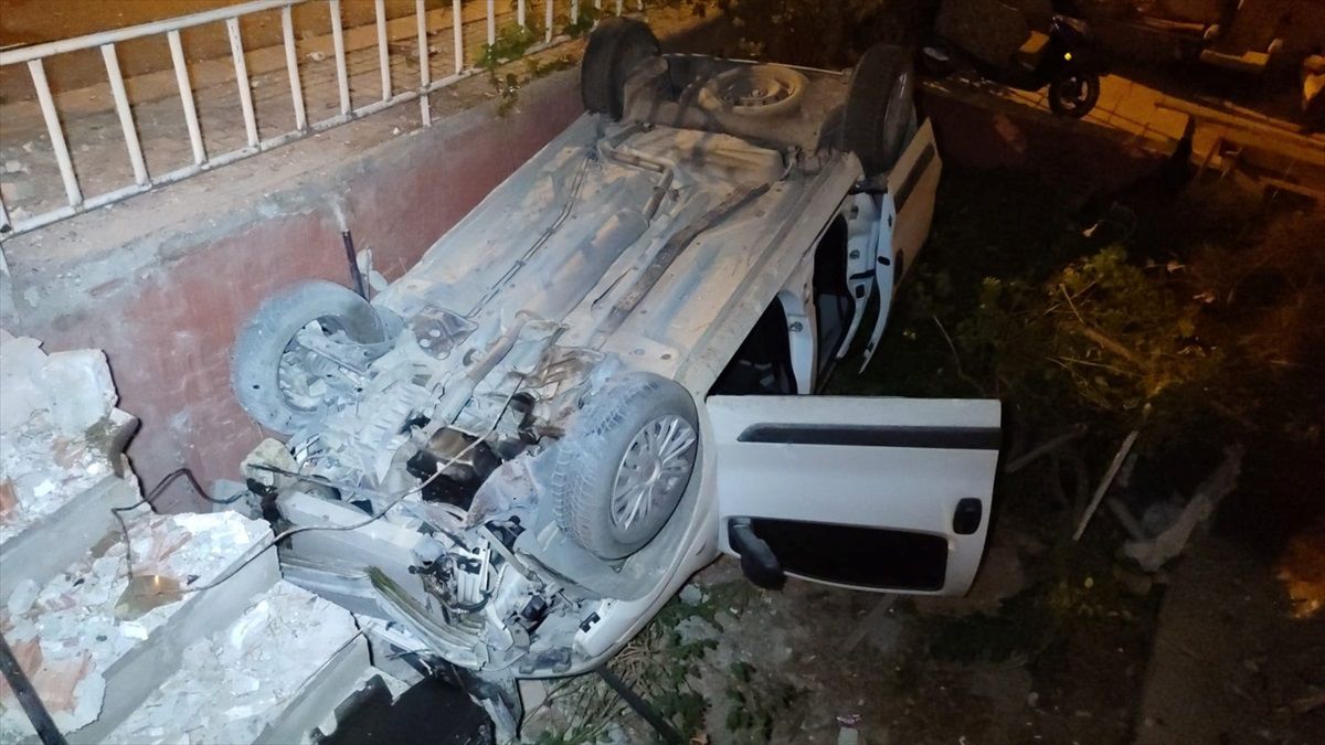 Eskişehir'de alkollü sürücü kontrolden çıkarak apartman bahçesine devrildi