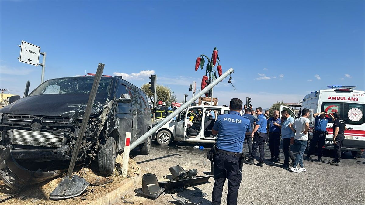 Gaziantep'te minibüs ile hafif ticari araç çarpıştı: 4 yaralı