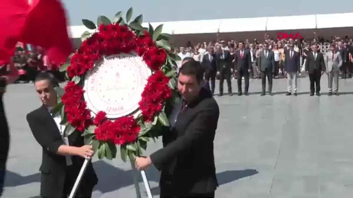 İzmir'de İlköğretim Haftası kutlamaları çelenk töreniyle başladı