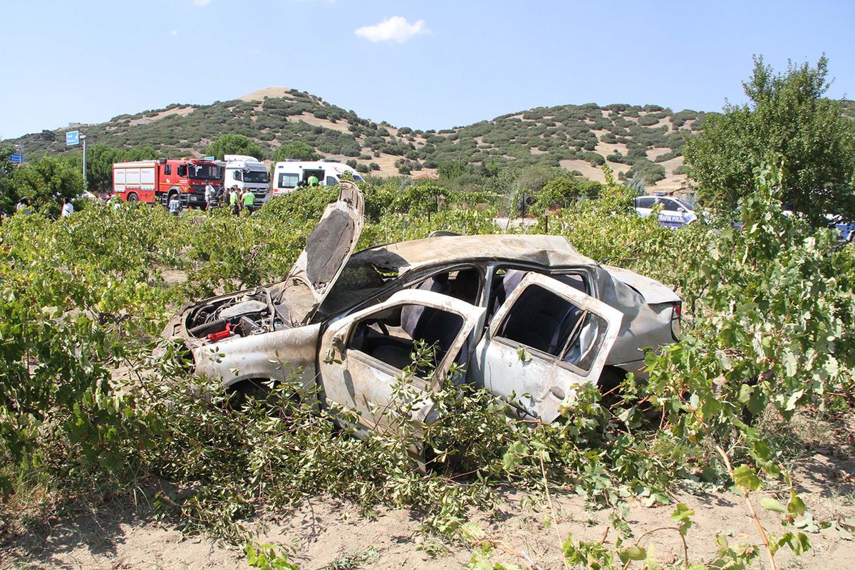 Kula'da otomobil takla attı: 5 kişi yaralandı