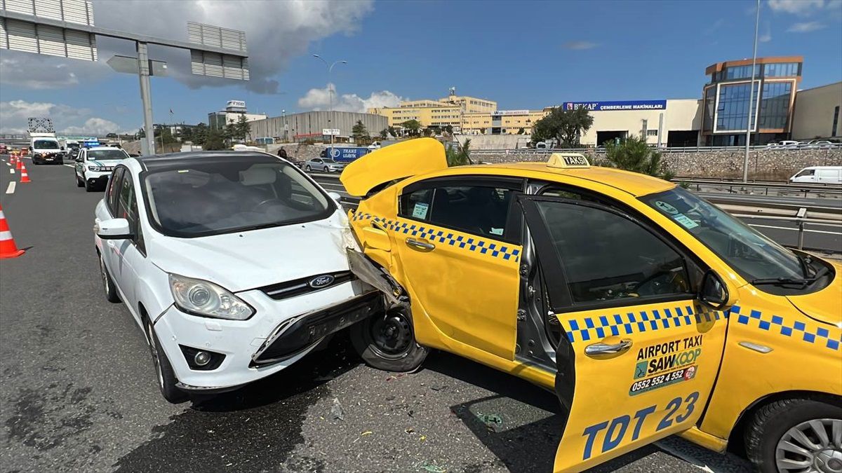 Gebze'de otomobille çarpışan taksideki 2 kişi yaralandı