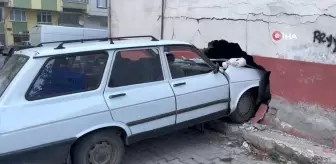 Kontrolden çıkan otomobil ile binaya daldı